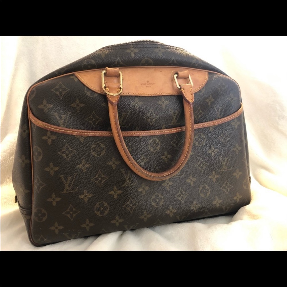 LV Bag- hole for purchase